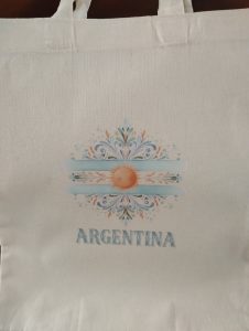 Eco bolsa estampada con transfer. Frase "Argentina". Medidas 40 x 43 cm.