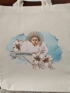 Eco bolsa estampada con transfer. Frase "Argentina". Medidas 40 x 43 cm.