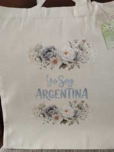 Eco bolsa estampada con transfer. Frase "Yo soy Argentina". Medidas 40 x 43 cm.