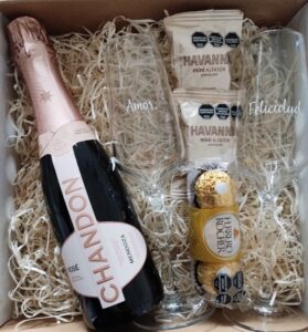 box de regalo para brindar, con dos copas de cristal, un champagne chandon rose y bombones ferrero rocher
