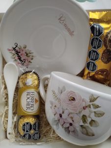 Box de cumpleaños. Contiene tazon, platito y cuchara de ceramica.