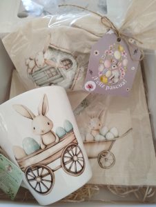 Box de pascuas, con taza de cerámica, servilleta y bolsita contenedora de chocolates. Todo estampado con transfers.