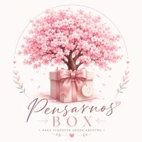 Logotipo del emprendimiento "Pensarnos Box". Arbol de flor de cerezo, saliendo de una caja de regalo, con un moño. Debajo del nombre del emprendimiento, está la frase "para florecer desde adentro".
