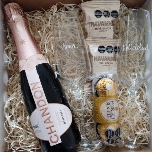 Box de Regalo para Brindis con Chandon Rose copas grabadas amor y felicidad alfajores havanna y bombones