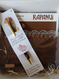 Box de regalo para graduacion, con birome marca "mundo FW" y señalador, tableta de chocolate con almendras "rapanui", y agenda marca "mundo FW"