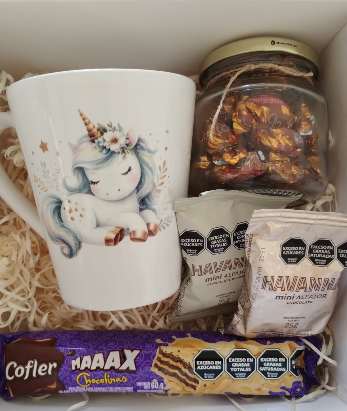 Box de regalo con taza de ceramica estampada. Golosinas: caramelos butter toffees, alfajores havanna, y oblea "cofler maaax chocoolinas"