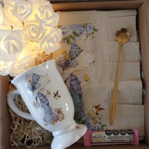 Box de Regalo con Taza y Mantel de lienzo coleccion Sara Kay y chocolate
