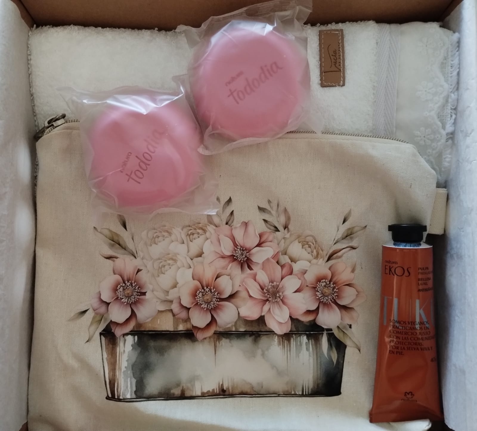 Box de Regalo para Viaje con neceser de rosas toalla artesanal lucia de octubre y productos natura