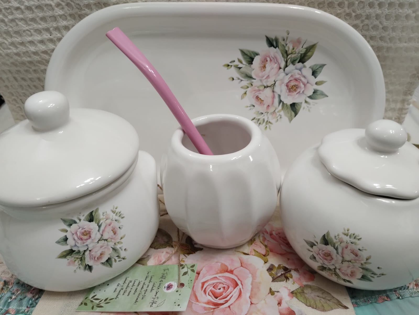 Set de Mate de Cerámica Completo con estampa de rosas bandeja y textil